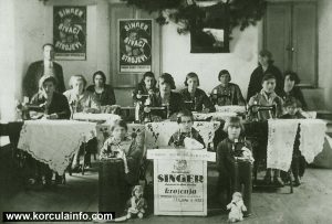 Besplatna Singer Domacinska Skola Krojenja - Young Girls and Women at Singer Sewing Course - Janjina, Peljesac 1930